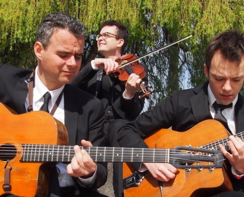 L'orchestre en trio sur les quais de seine à Paris