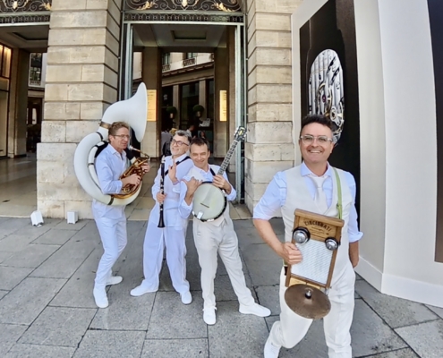 Sortie de mairie de la white fanfare Sortie de mairie de la white fanfare