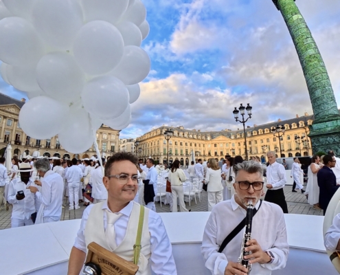 white fanfare pour mariage Fanfare de mariage Just for Cab' en tenue blanche, clarinette et soubassophone